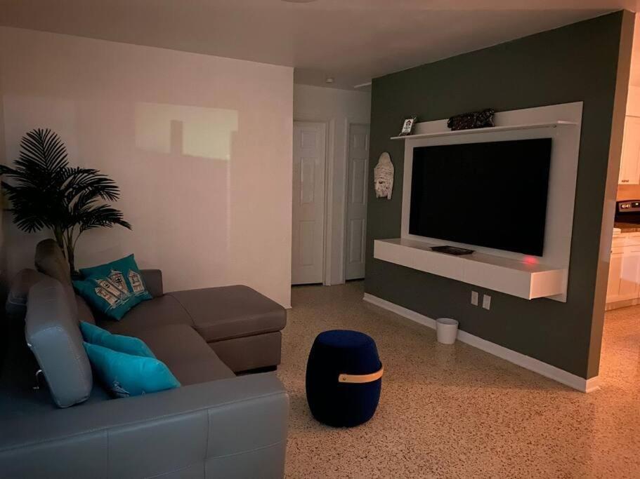 Stayover In Miami Home 2Br - 1Bth - Free Parking Exterior photo